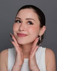 Selena Ellison's Instagram, Twitter & Facebook