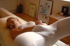 Она трогает письку руками