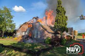 Ter plaats bleek dat de brand al uitslaand was waarop er werd besloten om. Grote Brand Legt Boerderij Volledig In As Op T Loo Loemedia