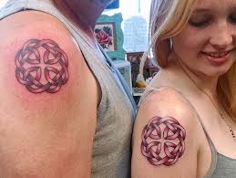 Nu expuneti direct la soare bebelusii si copiii mici. Tatuaj Sub Forma Unui Inel De Pe Deget Inelul De Valoare Tatuaj Pe Deget
