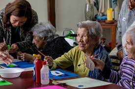 Por eso, para los adultos mayores, mantener la actividad intelectual es clave para combatir el deterioro de la memoria. 15 Actividades Divertidas Y Juegos Para Adultos Mayores Pintando Sonrisas Peru