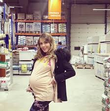Ieri, pe 4 decembrie, aceștia au primit cu bucurie nașterea fetiței lor, pe care o alintă petunia, până ce vor decide ce nume să îi pună. Andreea Ibacka Insarcinata Unica Ro