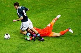 Was sich ändern soll, lesen sie in der übersicht. Ron Robert Zieler Kommt Gegen Argentiniens Jose Sosa Nicht An Und Stoppt Ihn Per Notbremse Das Ergebnis Ist Eine Rote Karte In Der Dreissigsten Minute Stuttgarter Zeitung