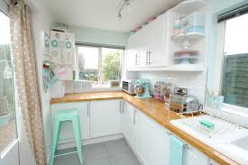 White appliances regained their popularity in the 1980's thorough the 90's. 7 Vintage Kitchen Design Trends That Are Making A Comeback