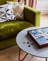 Superbe Canape Vert Pomme En Velours Avec Des Coussins Geometriques Noir Et Blanc Ainsi Que Jaune Ocre Tabl Interior Design Solutions Home Home Interior Design