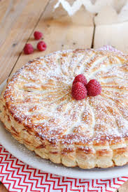 Galette A La Creme D Amande Aux Framboises Epiphanie Galette Recette Galette Gateaux Et Desserts