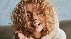 Cortes de pelo rizado niña. Tipos De Cortes De Pelo Rizado Para Evitar Caer En El Peinado Menina