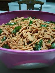 Hanya dengan menggunakan empat bahan sahaja, anda boleh dapatkan sebalang kuih siput lemak manis ni! Resipi Kudapan Raya Yang Paling Digemari Cahaya Hayati