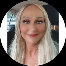 Dee Selby's Instagram, Twitter & Facebook