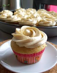 Creme Au Beurre Aerienne Et Inratable Glacage Et Fourrage Un Ecureuil Dans Ma Cuisine Creme Au Beurre Facile Creme Au Beurre Legere Cupcake Facile