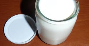 Decouvrez La Recette De Yaourt A La Banane Maison A Faire En 15 Minutes Verser Le Lait Dans Une Casserole Avec Le Lait En Poudre En 2020 Recette Yaourt Yaourt Banane