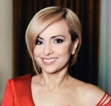 Alături de observator, vezi ce trăiești! cele mai importante știri ale zilei, relatate cu acuratețe și profesionalism de o echipă redutabilă de reporteri, cameramani, editori, producători și prezentatori, în noile studiouri care au. Prezentatoare Citeste Toate Articolele Despre Prezentatoare Pagina 1 Din 10 Antena 1