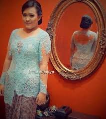 28 model kebaya batak kekinian 2021 65 model kebaya muslim brokat, modern, hijab, terkini 2021; Model Kebaya Wisuda Untuk Orang Gemuk Agar Terlihat Langsing Model Kebaya Model Kebaya Wisuda Model