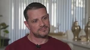 A sus escasos 18 años, Gavin Harbour está siendo acusado de interferir y  molestar a dos mujeres. Su búsqueda rindió frutos.