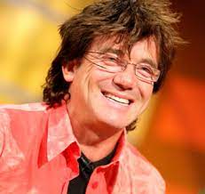 Augusztus 9.) magyar énekes, zeneszerző és dalszövegíró. Delhusa Gjon Irigy Honaljmirigy Marcellina Modell Trio Johnny Joker Zeneszoveg Hu