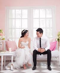 This picture undoubtedly reminds of a movie scene. 20 Koleski Terbaru Background Ruangan Foto Prewedding Indoor Cosy Gallery