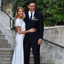 Η χιουμοριστική φωτογραφία με τα μαλλιά του κικίλια στην καραντίνα. Tzenh Mpalatsinoy H Fwtografia Poy Anebase Sto Instagram Meta Ton Gamo Ths Me Ton Basilh Kikilia Instyle Gr