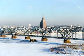 As florestas cobrem quase metade do território, o que favorece o turismo ecológico, em especial na cidade de sigulda , rodeada de cavernas, bosques e. Vista Panoramica De La Ciudad De Riga Capital De Letonia Vista Del Puente Ferroviario Sobre El Rio Daugava En Invierno Riga Letonia Fotos Retratos Imagenes Y Fotografia De Archivo Libres De Derecho