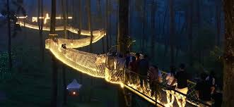 Udara yang dingin didukung dengan pemandangan hutan hijau yang. Tempat Wisata Di Lembang 35 Yang Lagi Hits Populer Dan Unik Banget