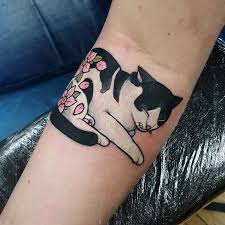 Black And White Cat Tattoo Instagram Photo By Elliott Wells Jun 15 2016 At 4 04pm Utc Tattoos Japanese Tattoo Body Art Tattoos
