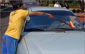 Limpiavidrios, en una palabra, con s y sin comillas. Limpiavidrios, en una  palabra, con ese final y sin comillas ni cursivas, es la grafía correcta de  este sustantivo referido a una persona