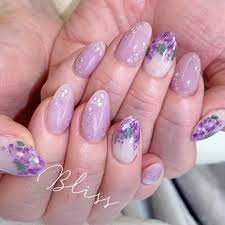 bliss 箕面 大阪トータルビューティーサロン ブリスはinstagramを利用しています 藤の花ネイル 藤ネイル 押し花ネイル お持ち込みデザインを参考に むらさきのシェルジェルで手描き 本物の押し花と葉っぱを使い めちゃくちゃかわいくなりました
