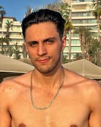 Get ready to lose control when my eyes meet yours.👁️ . . . #model #actor  #explorepage #acapulco #playa #beach #goldenhour