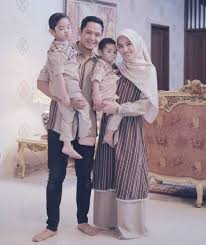 Contoh desain baju lebaran couple keluarga nuansa biru. 30 Model Gamis Couple Keluarga Modern Elegan Terbaru