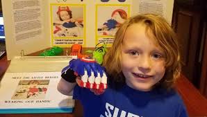 Un niño con una malformación en los dedos crea manos 3D para ayudar a otras  personas con problemas similares