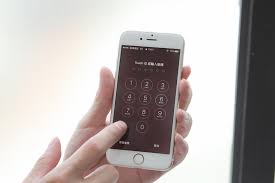 As we have commented, in the social network tik tok a video of a couple of young people has been viralized where you can see how they unlock an iphone. Wanna Know How To Figure Out Your Friend S Iphone Pin Let Me Tell You Techyourmind