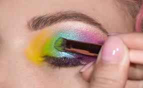 Lo primero que tienes que saber es que es muy fácil seguir los pasos, así que, si eres una principiante, no tendrás recuerda que es importante que siempre tengas unos minutos para ti. Maquillaje Arcoiris Tutorial Paso A Paso Con Ideas Originales