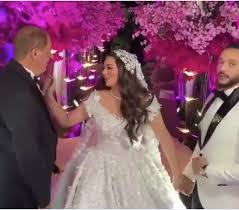 أزمات حمو بيكا لا تنتهى. Ø­Ù…Ùˆ Ø¨ÙŠÙƒØ§ ÙˆØ­Ø³Ù† Ø´Ø§ÙƒÙˆØ´ ÙŠØ«ÙŠØ±Ø§Ù† Ø£Ø²Ù…Ø© ÙÙŠ Ø­ÙÙ„ Ø²ÙØ§Ù Ù‡Ù†Ø§Ø¯ÙŠ Ù…Ù‡Ù†Ø§ ÙˆÙˆØ§Ù„Ø¯ Ø§Ù„Ø¹Ø±ÙˆØ³ ÙŠÙƒØ´Ù Ù…ÙØ§Ø¬Ø£Ø© Ø¹Ù†Ù‡Ù…Ø§ Ù„Ø§ÙŠÙ Ù†ÙŠÙˆØ²