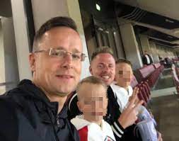 Orbán viktor és dzsudzsák balázs közösen izgulnak a válogatottért, csányi sándor is velük szurkol /fotó: Ujnepszabadsag
