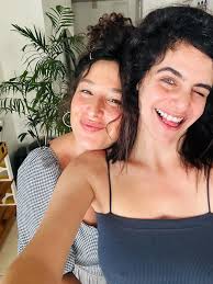 אביב כרמי- את אמיתית עם כמות הכישרון ? זה נראה לך הגיוני? כמה אני אוהבת  אותך אחותי בלב , ובנפש. חולה על זה שאת לא מוותרת איתי עד הטייק המושלם!!  ושהביקורת אצלך