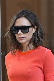 Create a part that starts at the corner of your eyebrow. Stylowa Victoria Beckham Victoria Beckham Hair Beckham Haircut Victoria Beckham Outfits