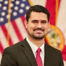 Katie Strickland (@_ktstrickland)