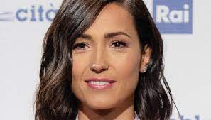 Come mai la balivo si è concessa questa stravaganza? Caterina Balivo Nuovo Look Capelli Sempre Piu Corti
