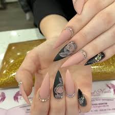 Comenzamos nuestro repaso a los mejores diseños de uñas modernas 2020 hablando de los colores que más se van a llevar esta nueva temporada, y entre las diversas opciones que tenemos, nada como decantarnos por el color. 57 Mejores Disenos De Unas En Tendencia 2020 Stiletto Nails Designs Stiletto Nail Art Stiletto Nails