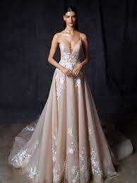 Hochzeitskleid mit einer rosa schleife. Brautkleid Im Prinzessschnitt In Rosa Mit 3d Spitze Plunge Ausschnitt Spaghettitragern Tiefem Rucken Schleppe Und Passendem Schleier Von Enzoani Modell Orion Heiraten Mit Braut De