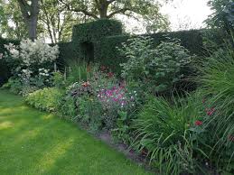 Tuinborders zijn de perfecte manier om een gazon of de rand van een tuinpad op te vrolijken. Een Nieuwe Border Aanleggen Groene Passies