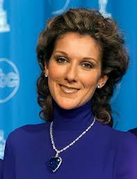 Céline Dion en Celine par Michael Kors aux Oscars 1998. Elle portait  également une réplique du collier (fictif) "Cœur de l'océan" du Titanic par  Asprey & Garrard. Le collier comportait un saphir