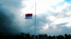 Jadi kita tetapkan berkabung nasional selama 3 hari pratikno menyatakan bahwa pihaknya mengimbau setiap kantor pemerintahan untuk mengibarkan bendera setengah tiang untuk menghormati kepergian. Ibu Ani Bupati Ende Dan Fenomena Bendera Setengah Tiang Pada 01 Juni 2019 Halaman 1 Kompasiana Com