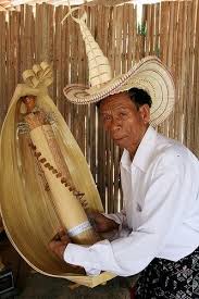 Rotenese Man Playing Traditional Music Instrument Sasando Indonesian Music Http Livestream Com Livestreamasia Muzik Galeri