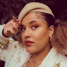 ✨Chamar sua atenção✨lançamento 15/04 00h & visualizer às meio dia 💖 bora  fazer o pré-save? link na bio foto: @elibzrra beleza: @etnicahairmake  stylist: Gabriellê