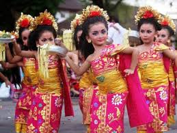 Pendet can be thought of as a dance of greeting, to welcome the audience and invi. Keunikan Tari Pendet Dan Makna Gerakan