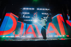 Djavan reafirma extensão dos sucessos na estreia da turnê de 50 anos