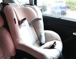 drie kinderen in autostoelen op de achterbank hoe kelly caresse