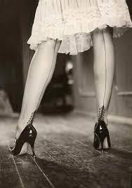 Les bas couture son le choix idéal pour donner un look chic et totalement retro à ses jambes. Bas Couture