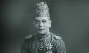 Lahir pada tanggal 6 oktober 1969 di kota bharu, kelantan, dengan nama lengkap tengku sultan muhammad v dikenal akan minatnya yang mendalam terhadap bidang akademik. Malaysiakini Sultan Kelantan Di London 1953