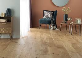 Ambiance Douce Et Chaleureuse Avec Ce Parquet Clair En Chene Naturel Reference Zenitude Huile Naturelle Div Parquet Salon Parquet En Chene Couleur Mur Salon